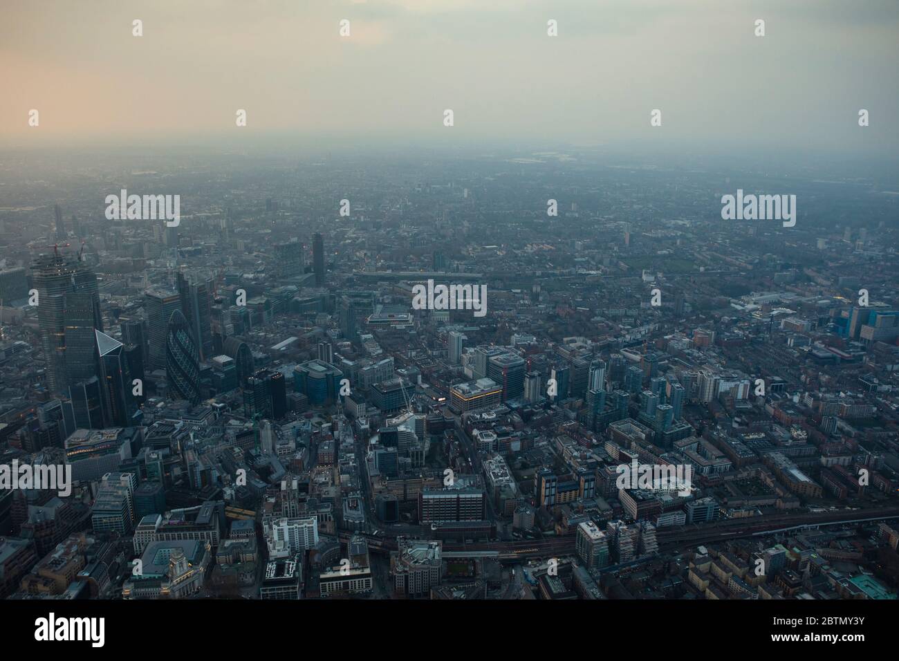 Luftaufnahme der City of London in der Dämmerung Stockfoto