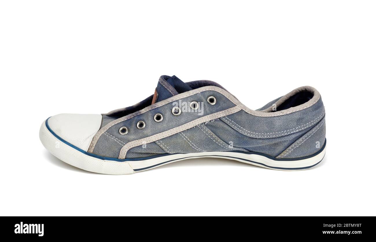 Alt getragener blauer Herren Sneaker ohne Schnürsenkel isoliert auf weißem  Hintergrund, Schuhe stehen seitlich Stockfotografie - Alamy