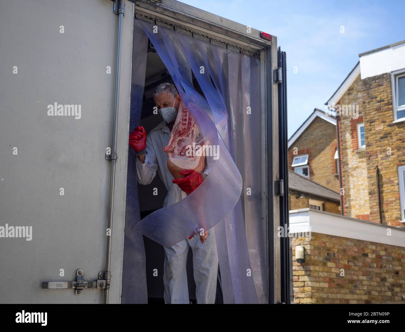 Weybridge. GROSSBRITANNIEN. Mai 2020. Foto von einem Liefermann, der während der Lockdown Fleisch liefert. Stockfoto