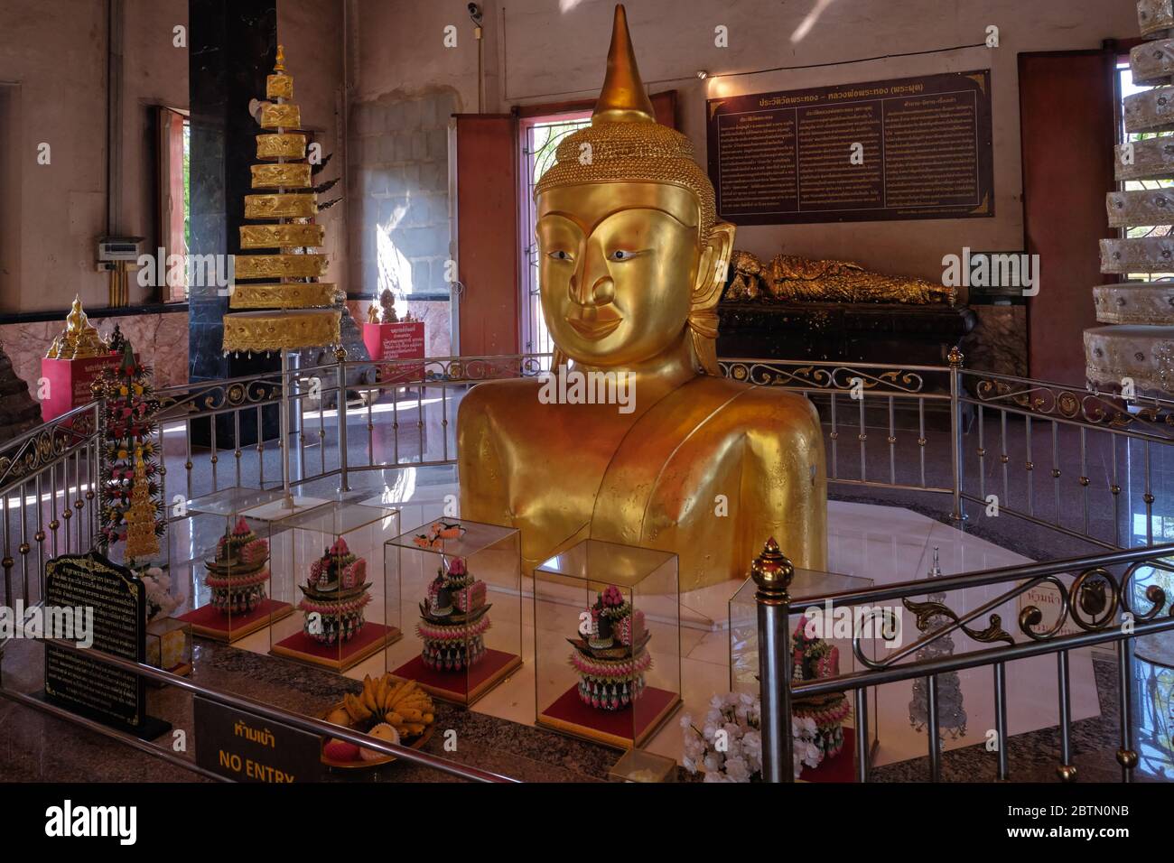 Der goldene halb vergrabene Buddha von Wat Phra Thong, Thalang, Phuket, Thailand, der nach der Legende, als er gefunden wurde, nicht aus dem Boden gezogen werden konnte Stockfoto