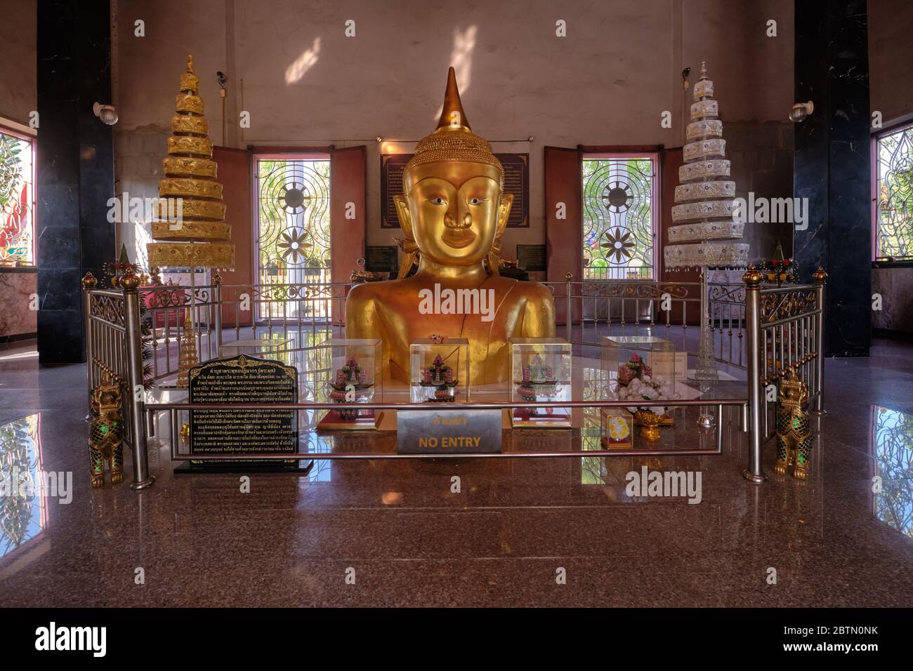 Der goldene halb vergrabene Buddha von Wat Phra Thong, Thalang, Phuket, Thailand, der nach der Legende, als er gefunden wurde, nicht aus dem Boden gezogen werden konnte Stockfoto