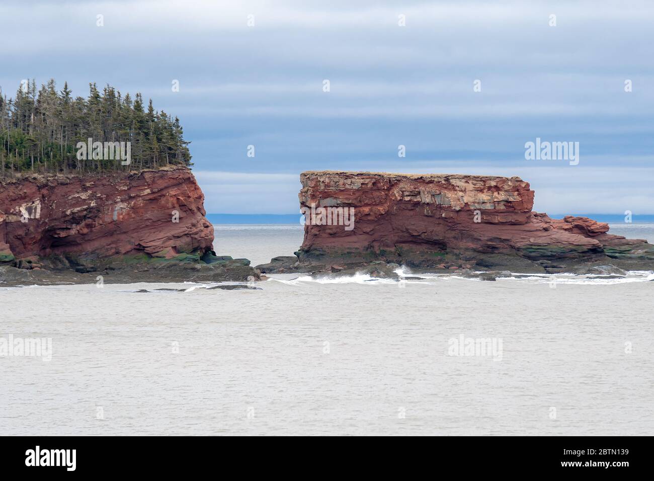 S Meeresstapel, der durch Erosion in rotem Sandstein gebildet wurde. In der Nähe von St. Martins New Brunswick in der Bay of Fundy. Stockfoto