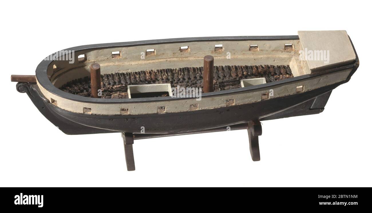 Volkskunst Modell eines Sklavenschiffes auf dem Stand. Dieses Modell wurde von einem unbekannten Künstler in der ersten Hälfte des 20. Jahrhunderts hergestellt. Das Schiff und die Figuren sind nicht maßstabsgemaßstäben. Auch sind die Figuren nicht historisch korrekt angeordnet. Doch das Objekt spricht eine emotionale Wahrheit. Stockfoto