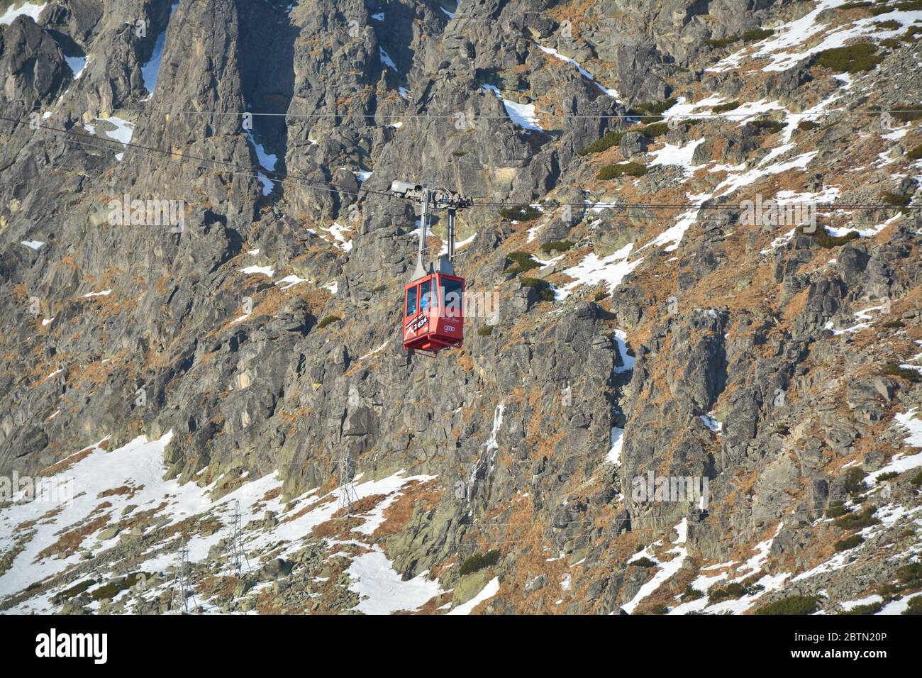 TATRANSKA LOMNICA, SLOWAKEI - 1. JANUAR 2016: Rote Seilbahn zum Gipfel des Lomnicky Stot. Sie ist eine der steilsten Seilbahnen Europas Stockfoto