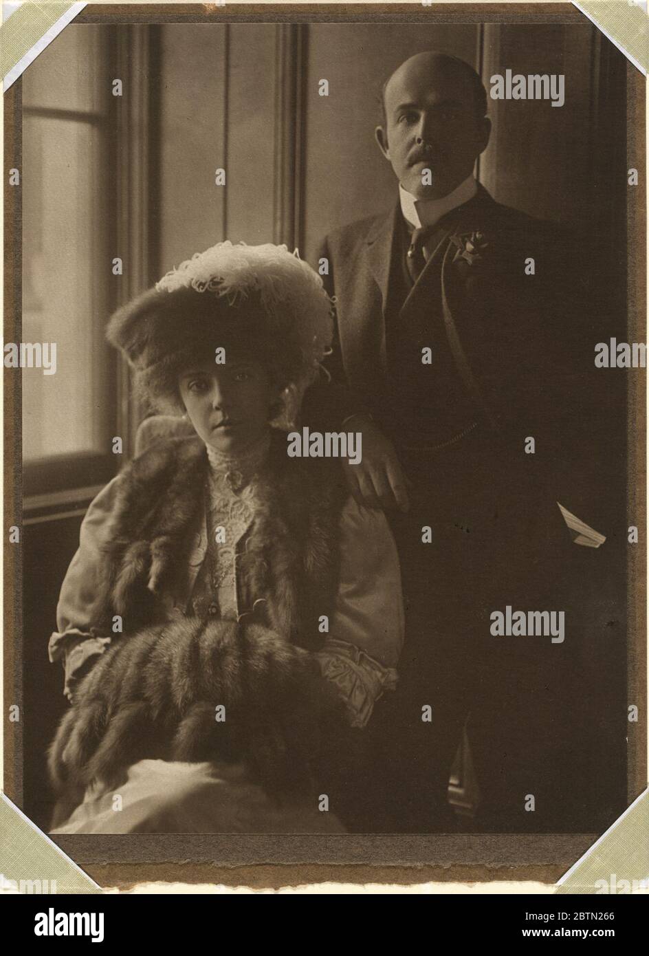 Nicholas und Alice Roosevelt Longworth. Alice Roosevelt Longworth, das erste Kind von Präsident Theodore Roosevelt, bemerkte einmal: „Ich war die Tochter eines enorm populären Präsidenten und... Stockfoto