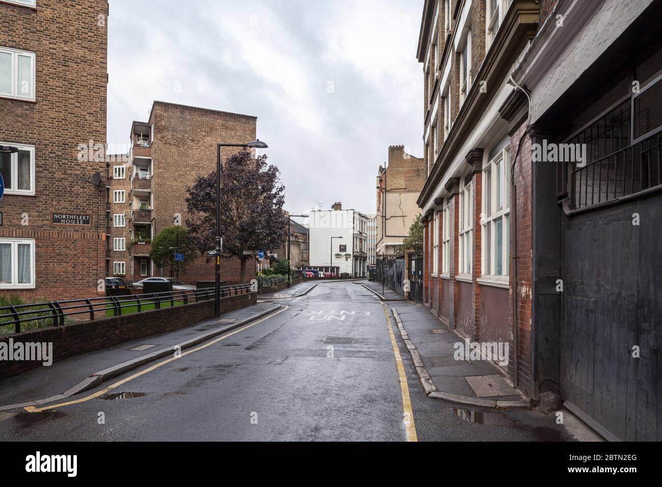 Blicken Sie an einem feuchten Tag in London auf der Newcomen Street in Richtung Westen in Richtung Borough High Street Stockfoto