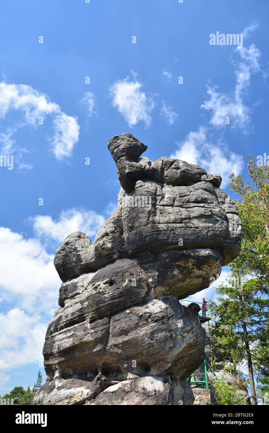 Der Fels in den sudetenpolnischen Bergen Stockfoto