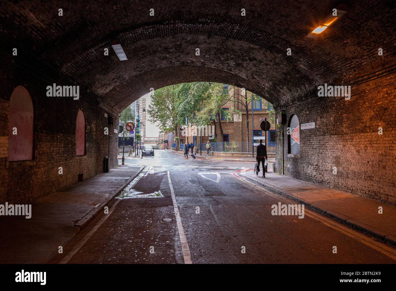 Blick nach Süden unter dem Eisenbahnbogen der Weston Street im SE1-Viertel von London, England Stockfoto