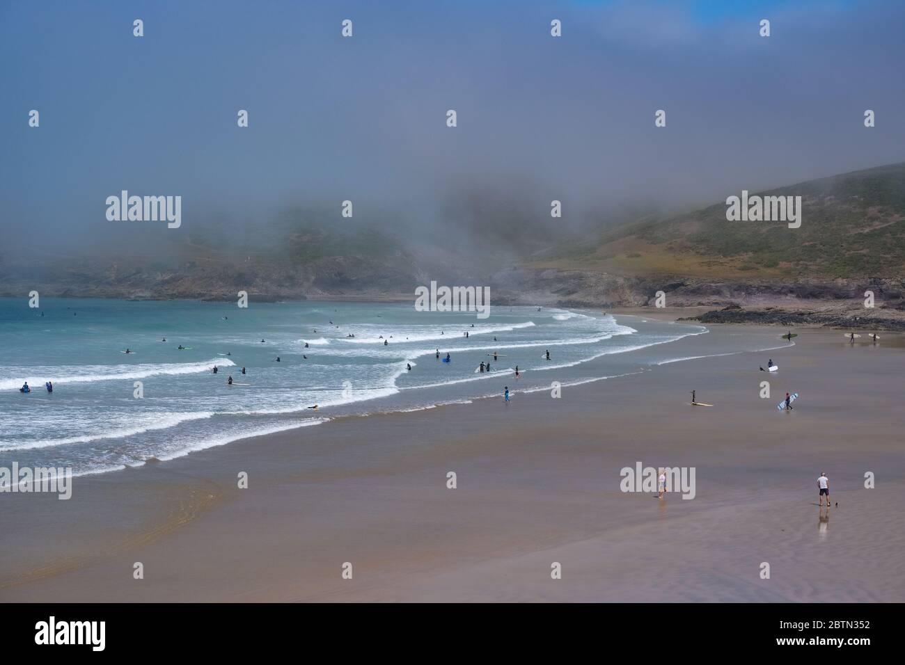 Polzeath, in der Nähe von Wadebridge, Cornwall, Großbritannien. Mai 2020. Wetter in Großbritannien. Der anhaltende Nebel am Meer an der nördlichen Küste von Cornwall hat diese Surfer nicht davon abgebracht, das Beste aus dem Freien zu machen. Es gibt noch keinen RNLI Rettungsdienst am Strand, dieses Wochenende wurde ein 9-jähriger Junge von einem Passanten aus dem Meer gerettet, obwohl die Surfer immer noch in die Gegend strömen. Credit CWPIX / Alamy Live News. Stockfoto