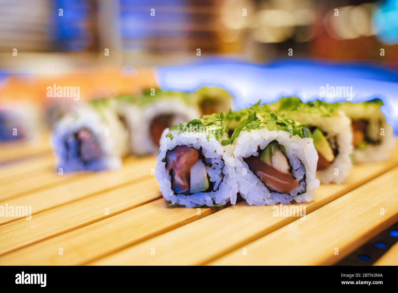 Frische Sushi-Brötchen mit Thunfisch und Avocado Stockfoto