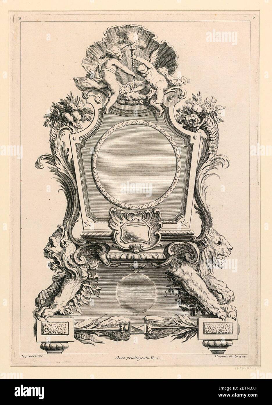 Seite fünf aus dem zweiten Licre contenant differens Desseins de Pendules invents par G M Oppenort Architecte du ROI et Gravs par Huquier. Forschung in FortschrittenEntwurf für eine Tischuhr mit einer kreisförmigen Fläche in einem rechteckigen Rahmen gesetzt. Es wird von zwei Löwen getragen. Oben, eine Schale vor denen sind zwei Putten. Stockfoto