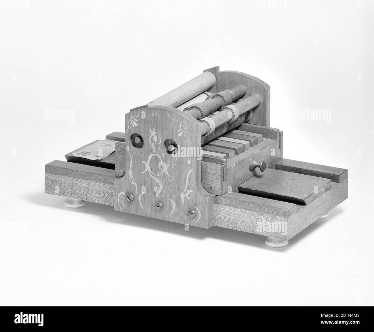 Patentmodell für eine Inking-Vorrichtung für den Farbdruck. Dieses Patentmodell zeigt eine Erfindung für einen Farbdruckgerät; der Erfindung wurde das Patent Nr. 79910 erteilt. Die Presse kombiniert zwei Formen auf dem Bett einer Presse, eine in einer Farbe gedruckt werden, und die andere in Bändern von mehreren Farben. Stockfoto