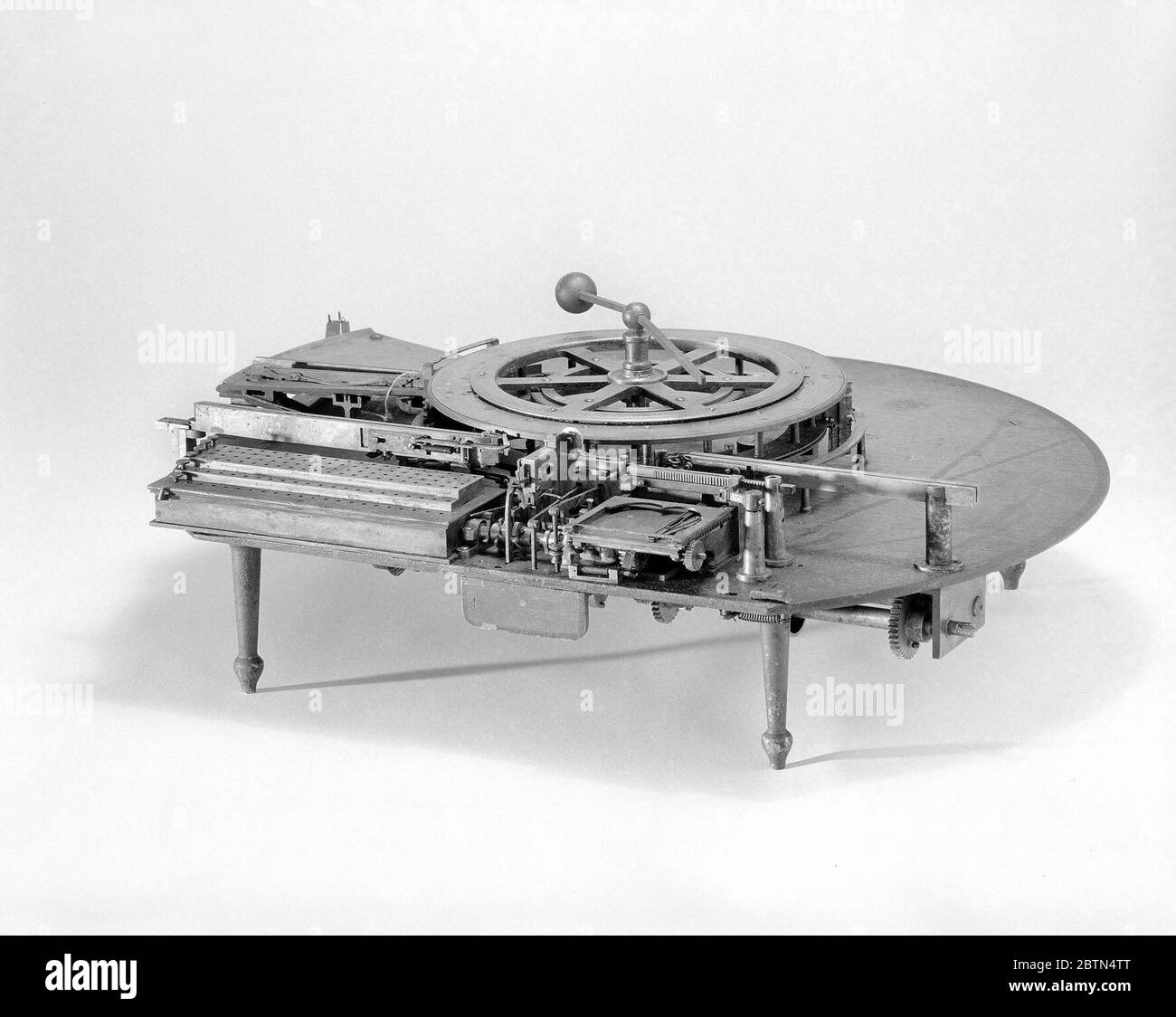 Patentmodell einer Satz- und Verteilmaschine. Dieses Patentmodell demonstriert eine Erfindung für eine Satz- und Verteilmaschine; der Erfindung wurde das Patent Nr. 85251 erteilt. Das Patent enthält Verbesserungen an früheren Patenten, die von Timothy Alden (1857) und Henry Alden und William Mackey (1866) durchgeführt wurden. Stockfoto
