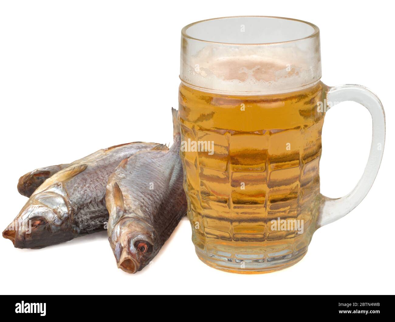 Ein Glas helles Bier und getrockneter gesalzener Pachelfisch isoliert Stockfoto