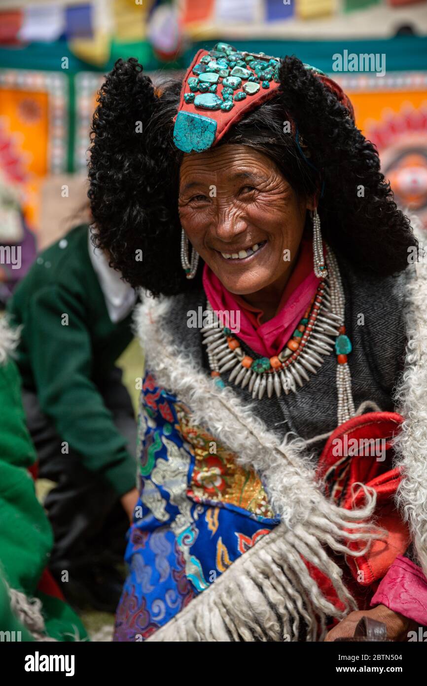 Portrait der Ladakhi Frau mit traditionellen Outfits Stockfoto