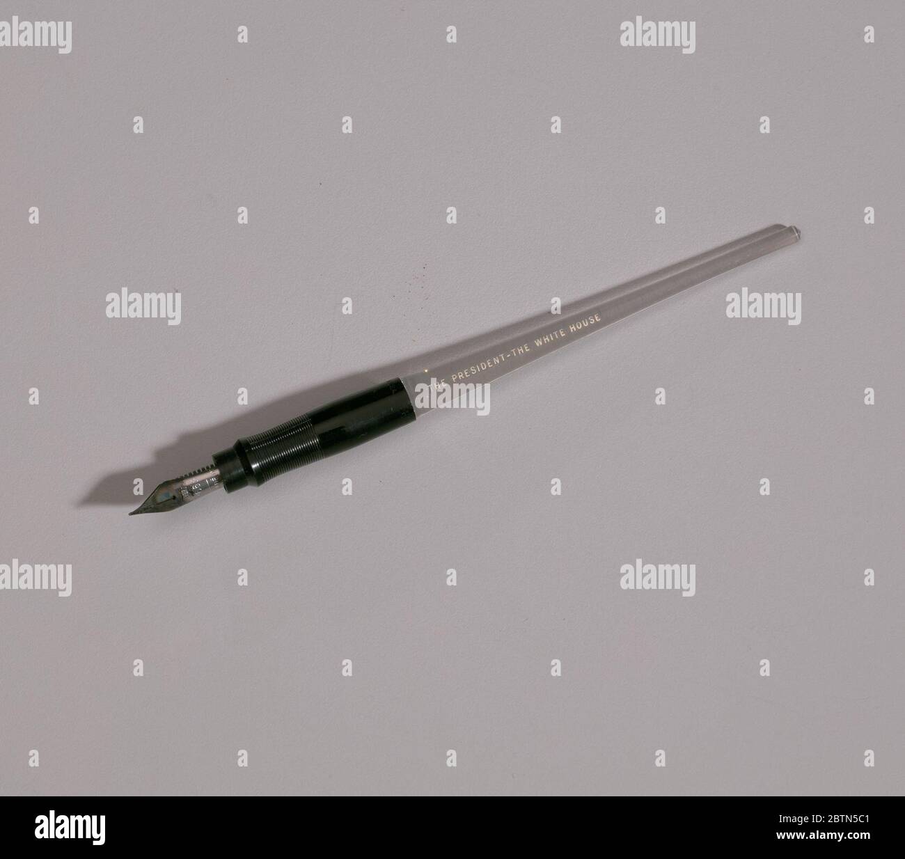 Stift verwendet von Lyndon B Johnson, um die 1964 Civil Rights Act zu unterzeichnen. Ein Esterbrook Stift mit einer Esterbrook 2668 Feder. Der Stift hat einen schwarzen Kunststoffgriff und einen klaren Kunststoffkörper, mit [DER PRÄSIDENT - DAS WEISSE HAUS] in weißer Tinte gedruckt. [ESTERBROOK] und [MADE IN U.S.A.] sind auf dem schwarzen Stiftgriff aufgedruckt. Stockfoto