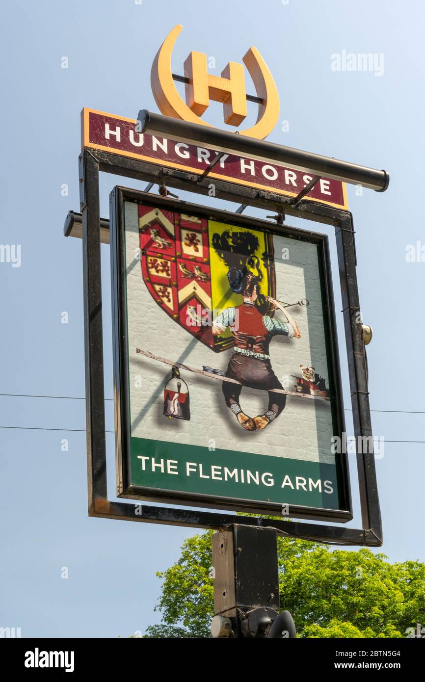 Traditionelles hängendes Pub-Schild im Fleming Arms Public House, Wide Lane, Southampton, Hampshire, England, Großbritannien Stockfoto