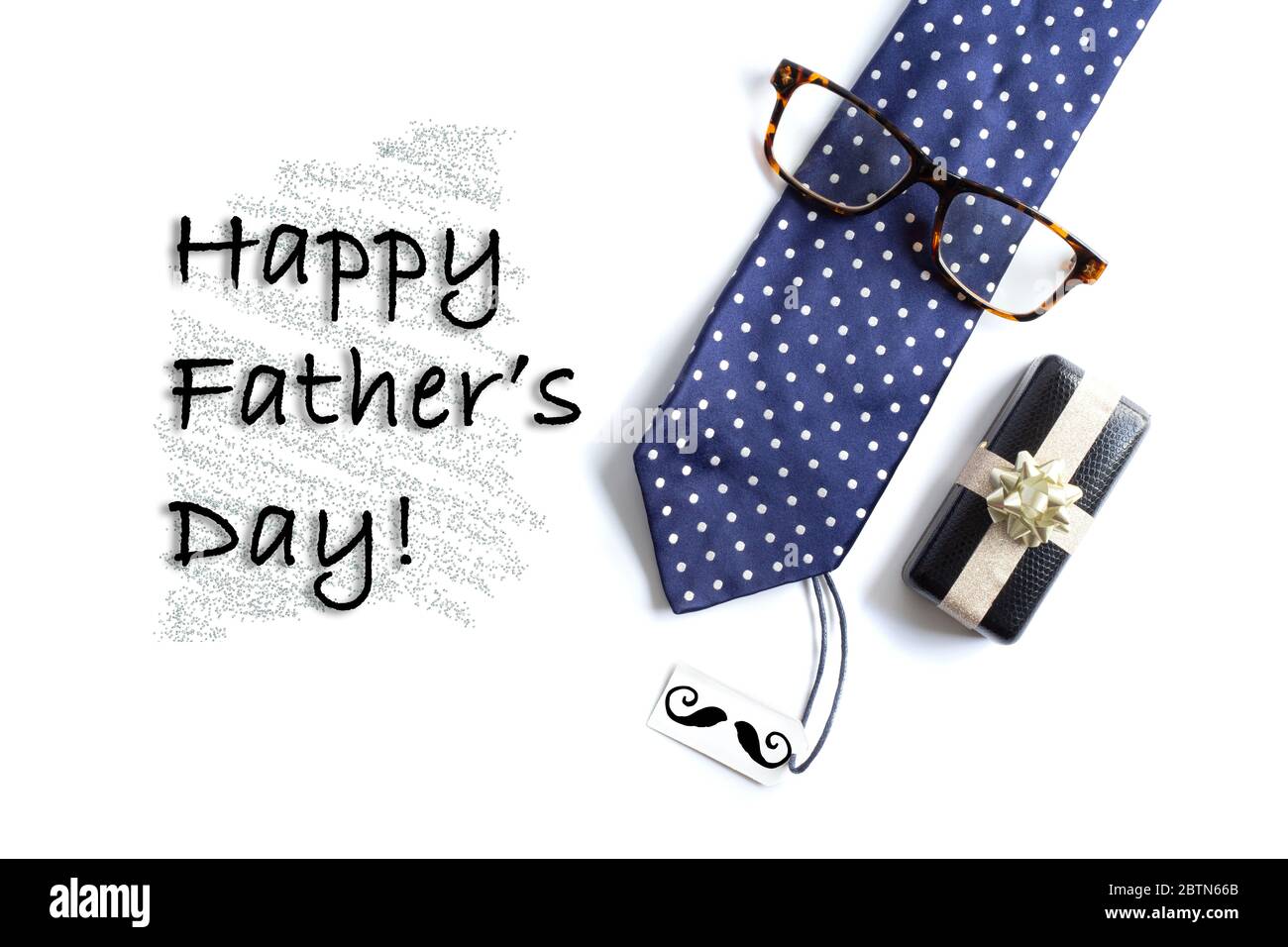 Blaue Krawatte, verpackte Geschenkbox, Brillen und Geschenkanhänger mit Ikone der Mustarche auf weißem Hintergrund. Worte Happy Father's Day auf Glitzer-Hintergrund. Modell, Grußkarte, Symbol Stockfoto