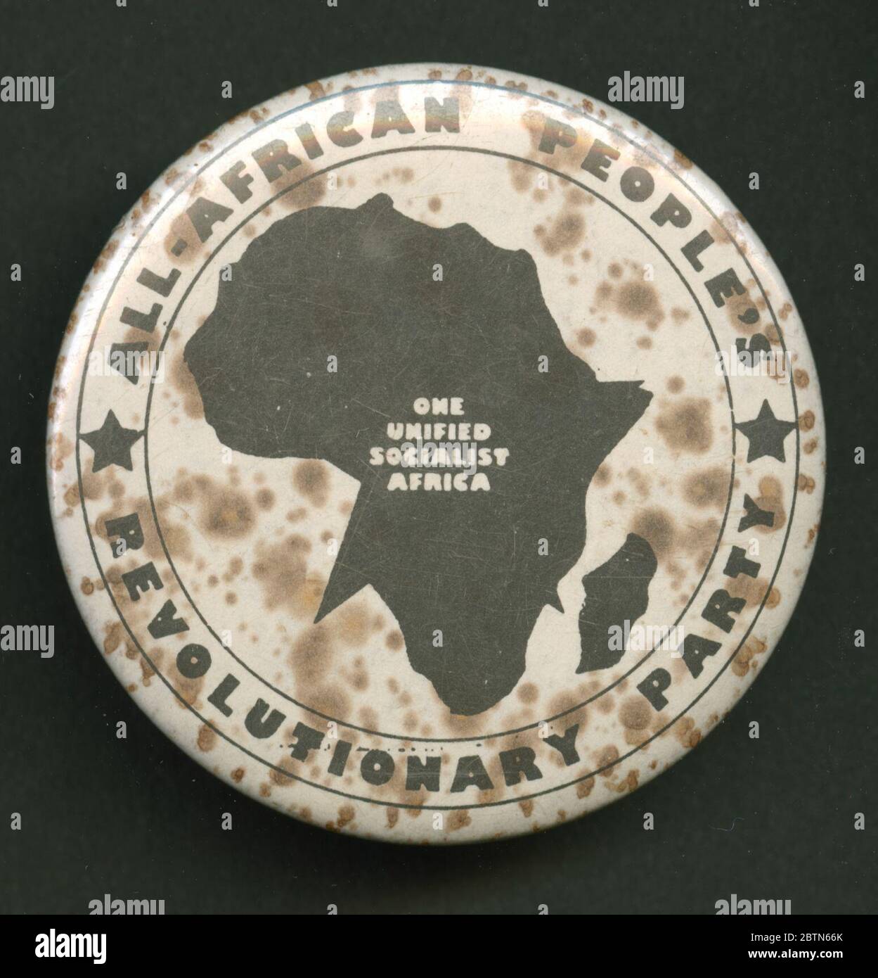Pinback-Taste Förderung der AllAfrican Peoples Revolutionary Party. Runde Pin-Back-Taste mit schwarzer Silhouette von Afrika auf weißem Hintergrund gesetzt. Im Zentrum der Afrika-Silhouette steht der weiße Text [ONE/UNIFIED/SOCIALIST/AFRICA]. Stockfoto