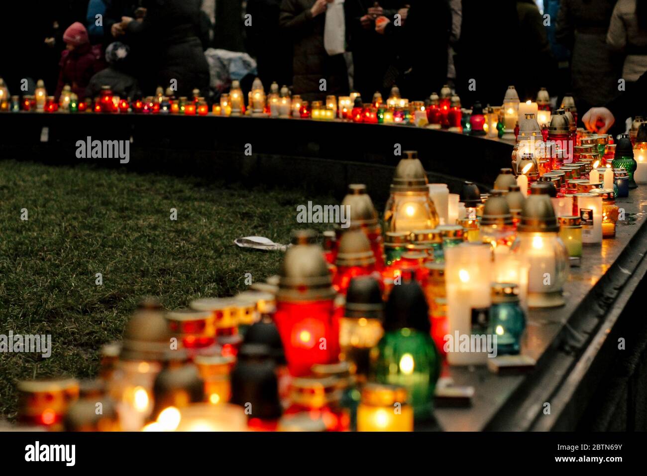 Menschenmenge zündet Kerzen im Stadtzentrum an, trauernde Opfer in Terroranschlägen und Revolutionen, Traurigkeit Moment Stockfoto