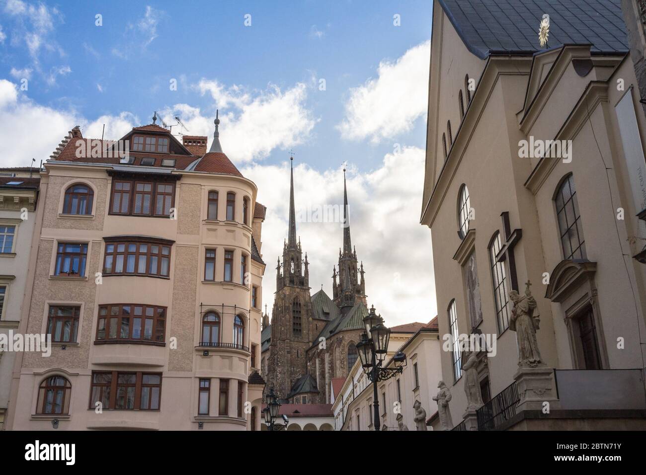 Brünner Dom der Heiligen peter und paul, vom Boden des Petrov-Hügels aus gesehen. Auch Katedrala svateho petra a pavla genannt, ist es ein Wahrzeichen von Brünn, M Stockfoto