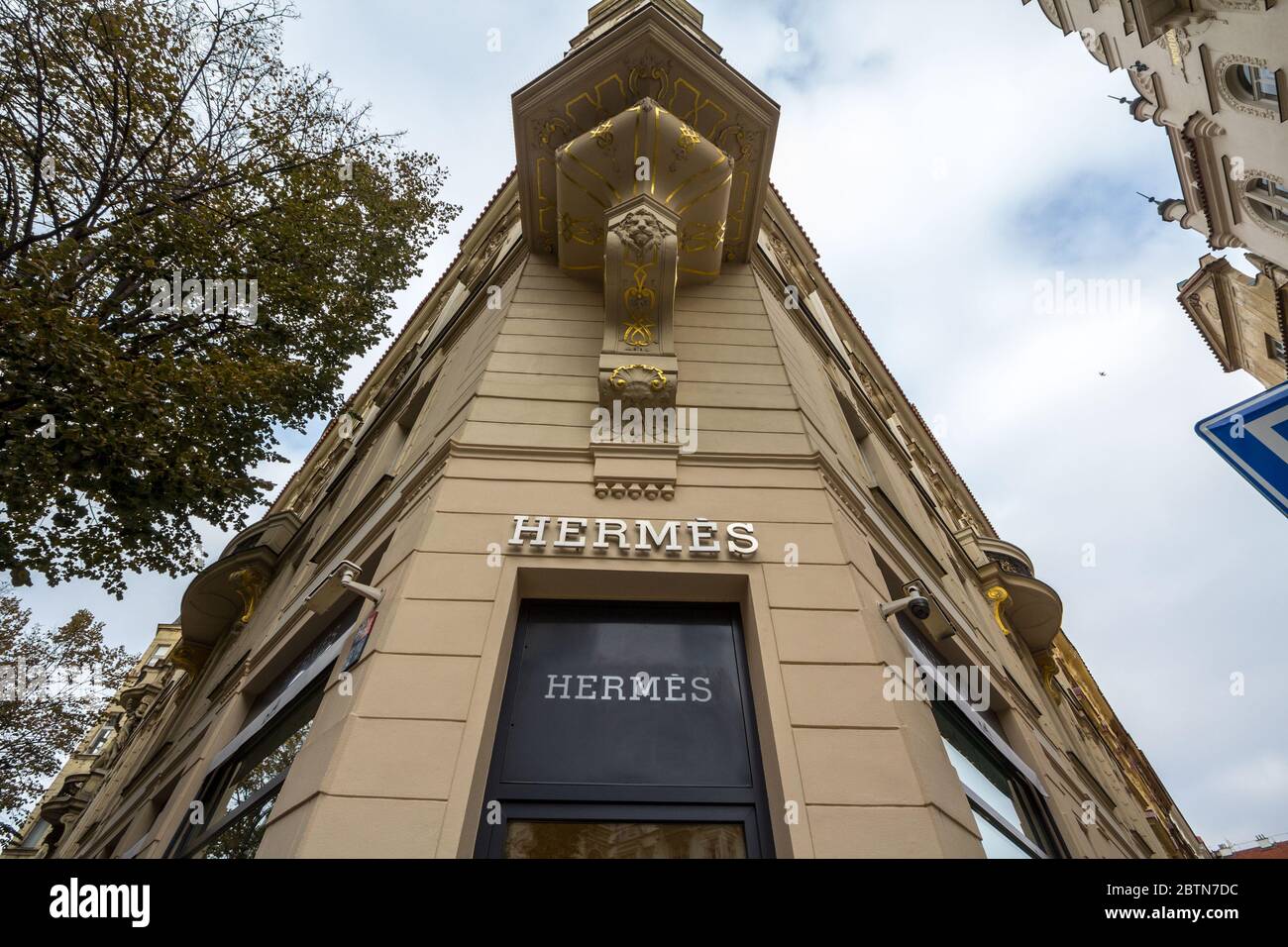 PRAG - TSCHECHIEN - 1. NOVEMBER 2019: Logo von Hermes auf der Prager Hauptboutique. Hermes ist ein französisches Luxusgüterunternehmen, das sich auf perfum spezialisiert hat Stockfoto