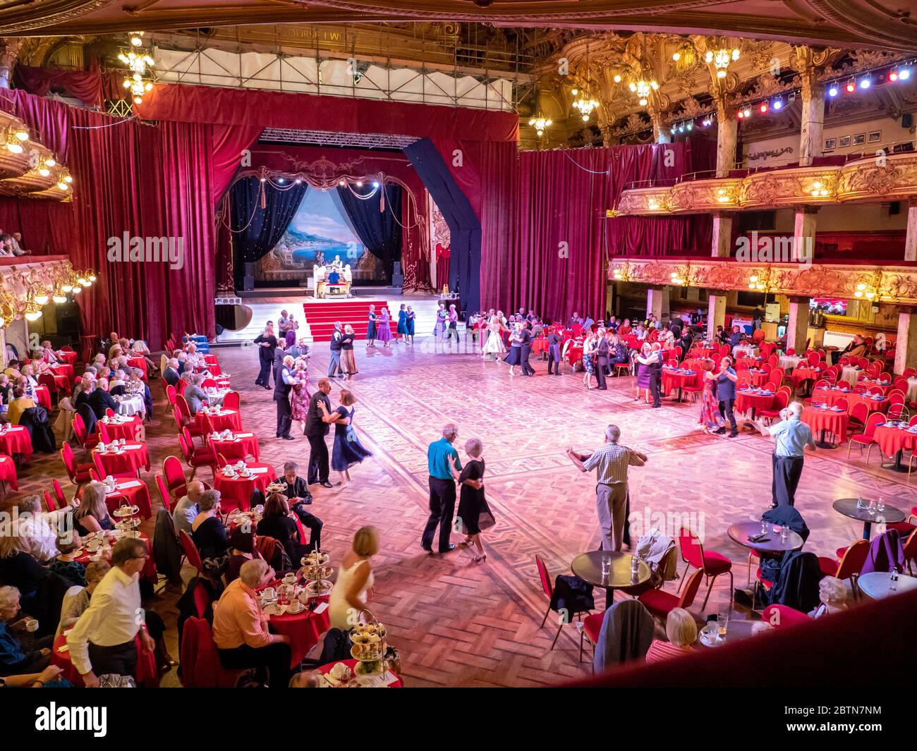 Im Blackpool Tower Ballroom, Blackpool Promenade, Lancashire, England, People Dancing Stockfoto