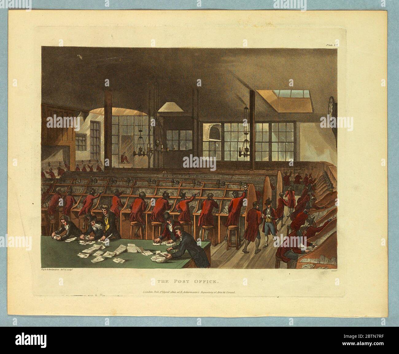 Das Postamt aus Ackermanns Repository. Forschung in ProgressMänner in roten Mänteln, auf Hockern an Reihen von Schreibtischen. Andere an einem großen Tisch, links im Vordergrund. Titel, Künstler und Herausgeber Namen unten. Stockfoto