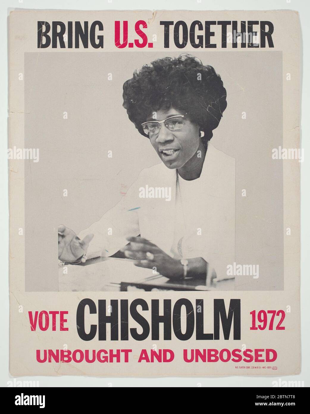 Plakat für Präsidentschaftskandidatin Shirley Chisholm. Ein politisches Plakat für die Präsidentschaftskandidatin der Vereinigten Staaten Shirley Chisholm. Cremeweiß mit schwarzer und roter Schrift. Oben steht "BRING U.S. TOGETHER" in Schwarz und "U.S." in Rot. Stockfoto