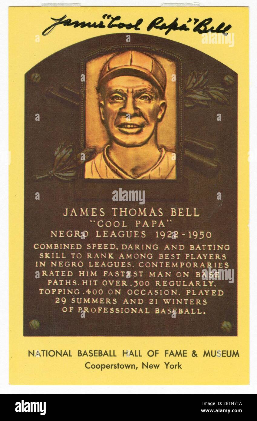 Postkarte von James Cool Papa Bell Baseball Hall of Fame Plakette. Postkarte mit einem Foto einer Messingtafel auf gelbem Hintergrund. Handgeschrieben in schwarzer Tinte oben auf der Karte ist 'James 'Cool Papa' Bell.' Die Tafel zeigt eine Darstellung von Bell in einer Baseballuniform. Stockfoto