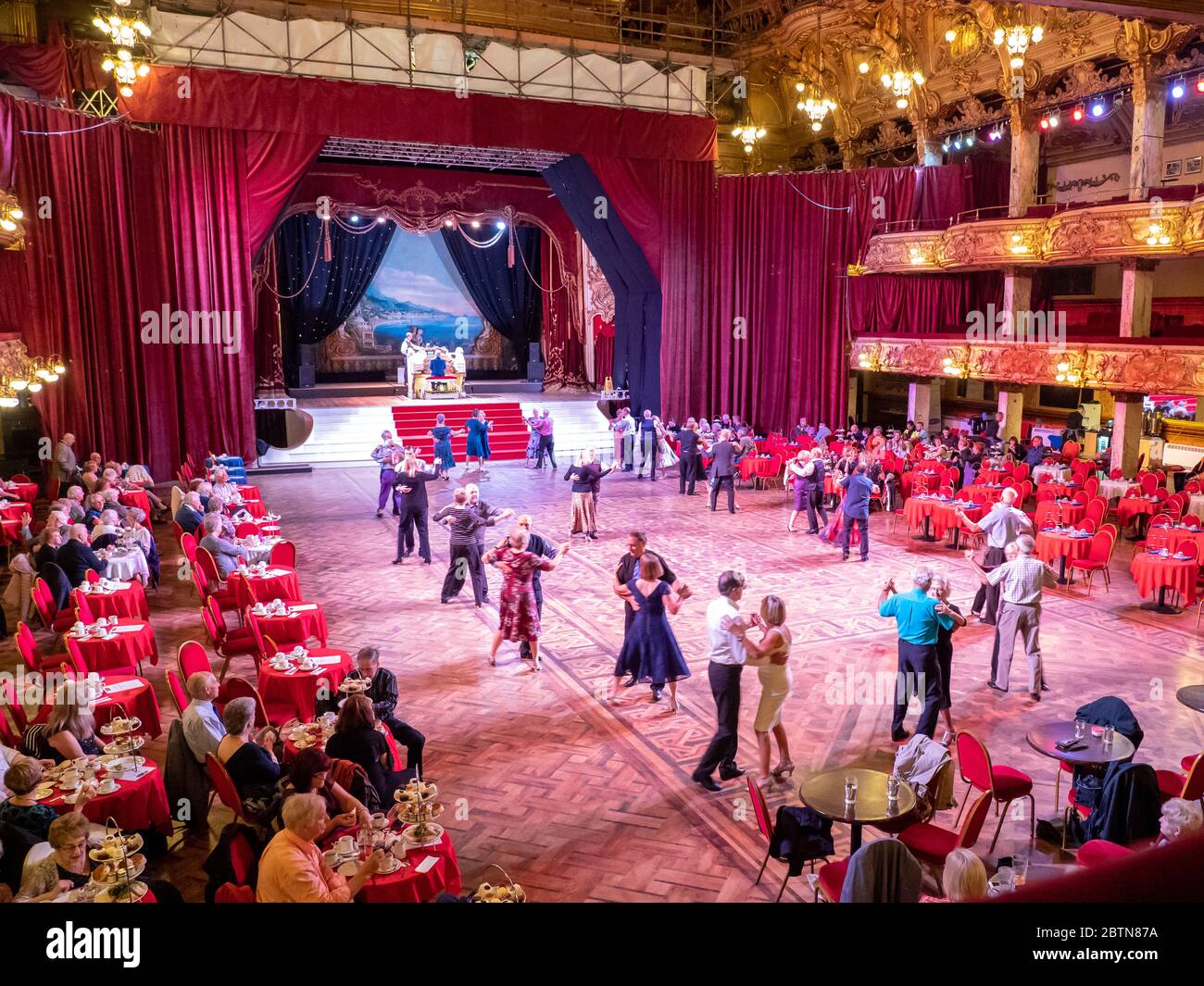 Im Blackpool Tower Ballroom, Blackpool Promenade, Lancashire, England, People Dancing Stockfoto