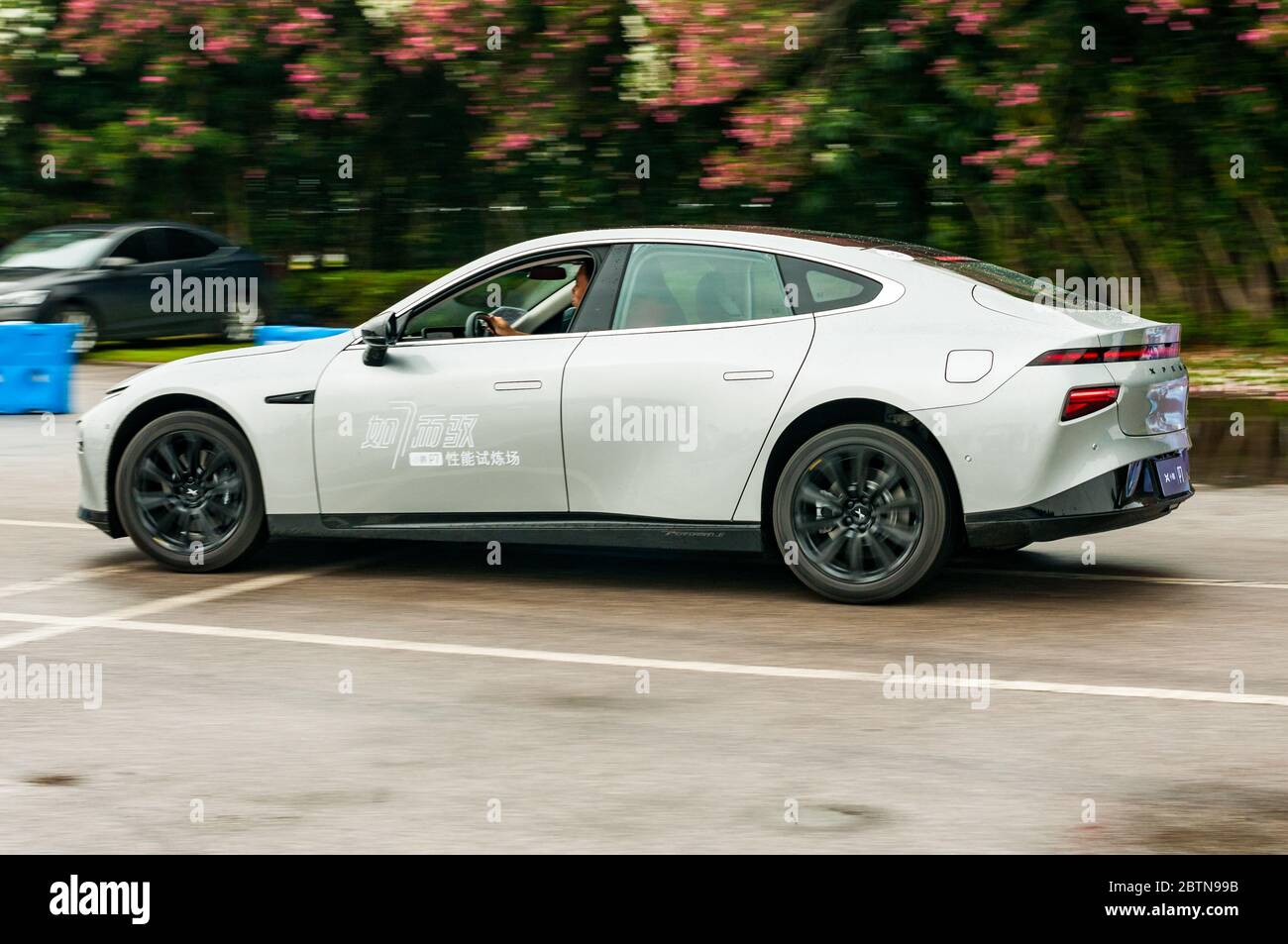 Ein elektrisches Xpeng P7 Manövrieren auf einer Teststrecke in Shanghai. Stockfoto