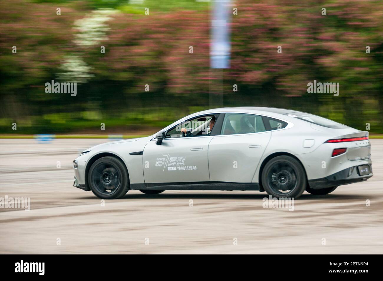 Ein elektrisches Xpeng P7 Manövrieren auf einer Teststrecke in Shanghai. Stockfoto