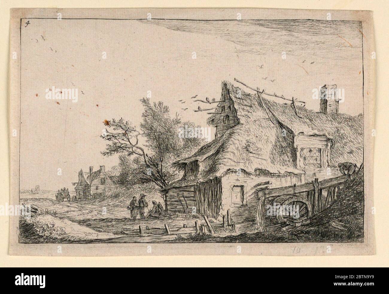 Rustikale Mühle in einer weiten Landschaft. Forschung in ProgressIm rechten Vordergrund steht eine rustikale Mühle, vor der drei Personen stehen. Ein Wasserrad ist rechts. In der linken Entfernung ein Gasthaus, davor ein Reisebus. Stockfoto