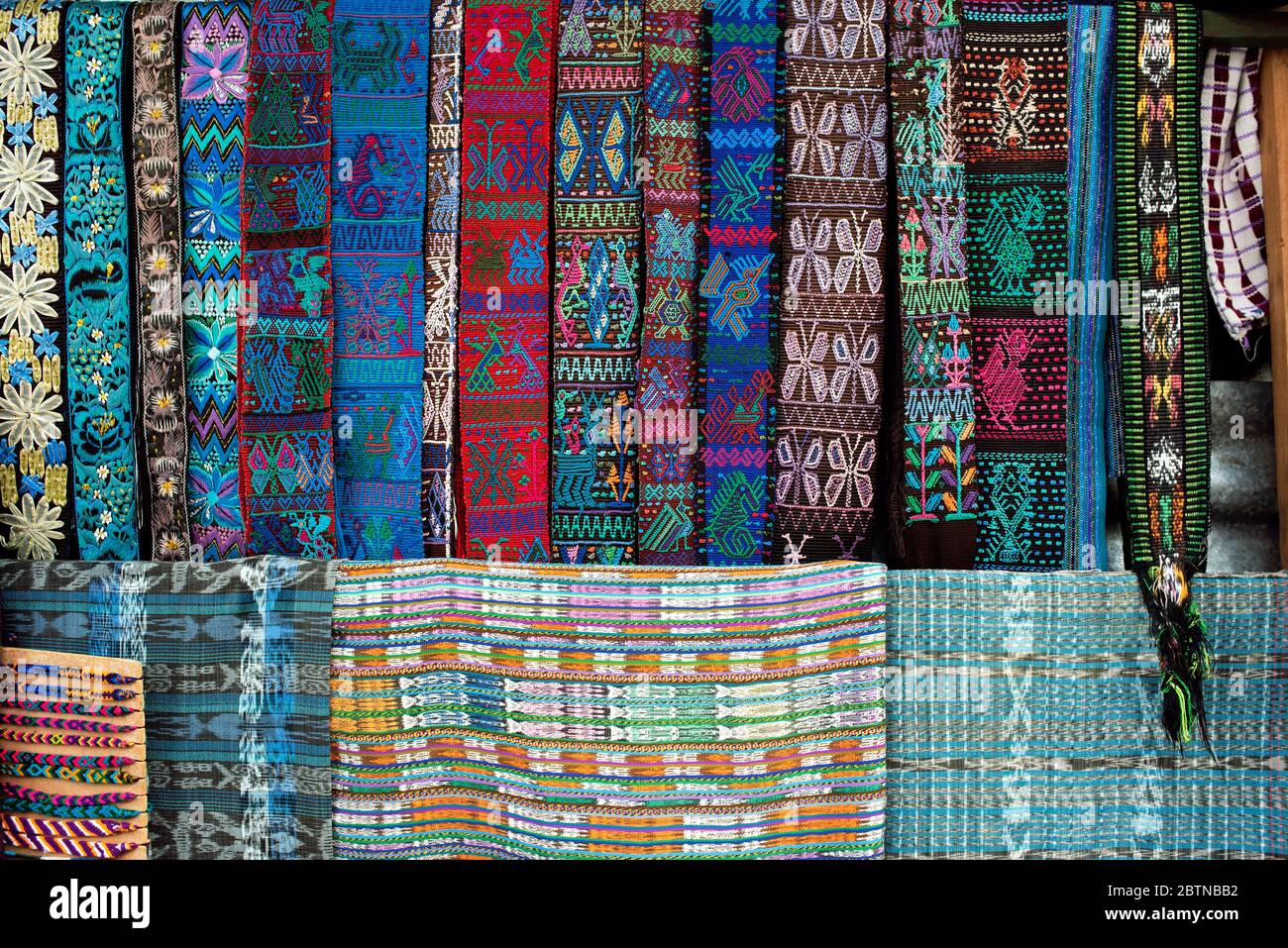 Gürtel (faja) und mehrfarbige handgewebte guatemaltekische Textilien auf  dem Marktstand ausgestellt. Santa Catarina, Atitlán-See, Guatemala  Stockfotografie - Alamy