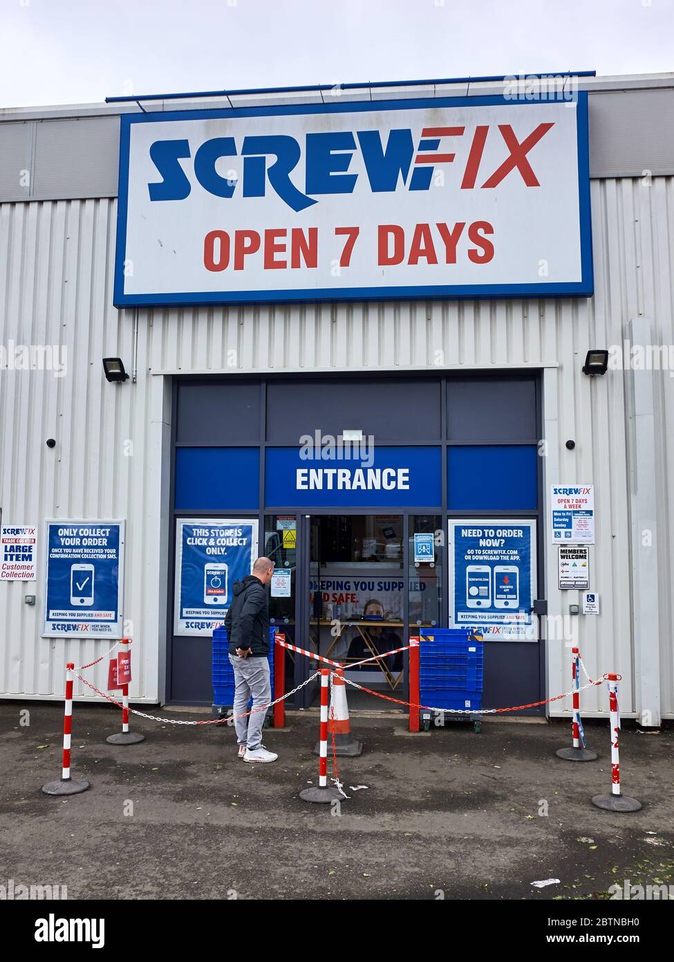 Screwfix Shop führte während der Lockdown von Covid19, Mai 2020, Glasgow, Großbritannien, soziale Distanzierungsmaßnahmen ein Stockfoto