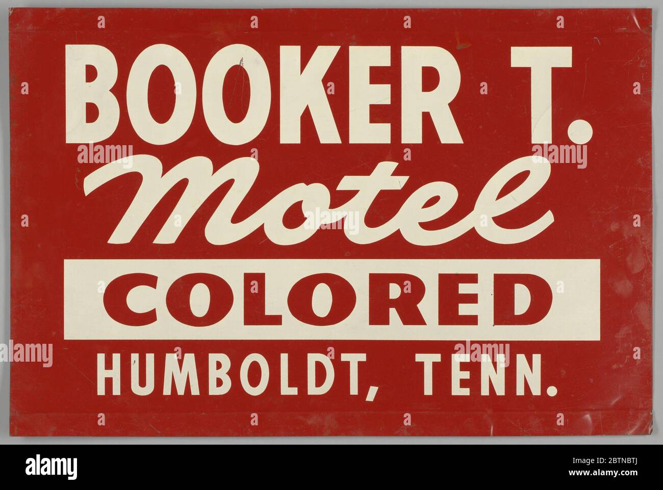 Schild für Booker T Motel. Ein rot-weiß lackiertes Motelschild aus Metall in einem einfachen Holzrahmen. Auf dem Schild steht: [Booker T. Motel COLOURED Humboldt, Tenn.]. Das Booker T. Motel war ein abgetrenntes Motel. Stockfoto