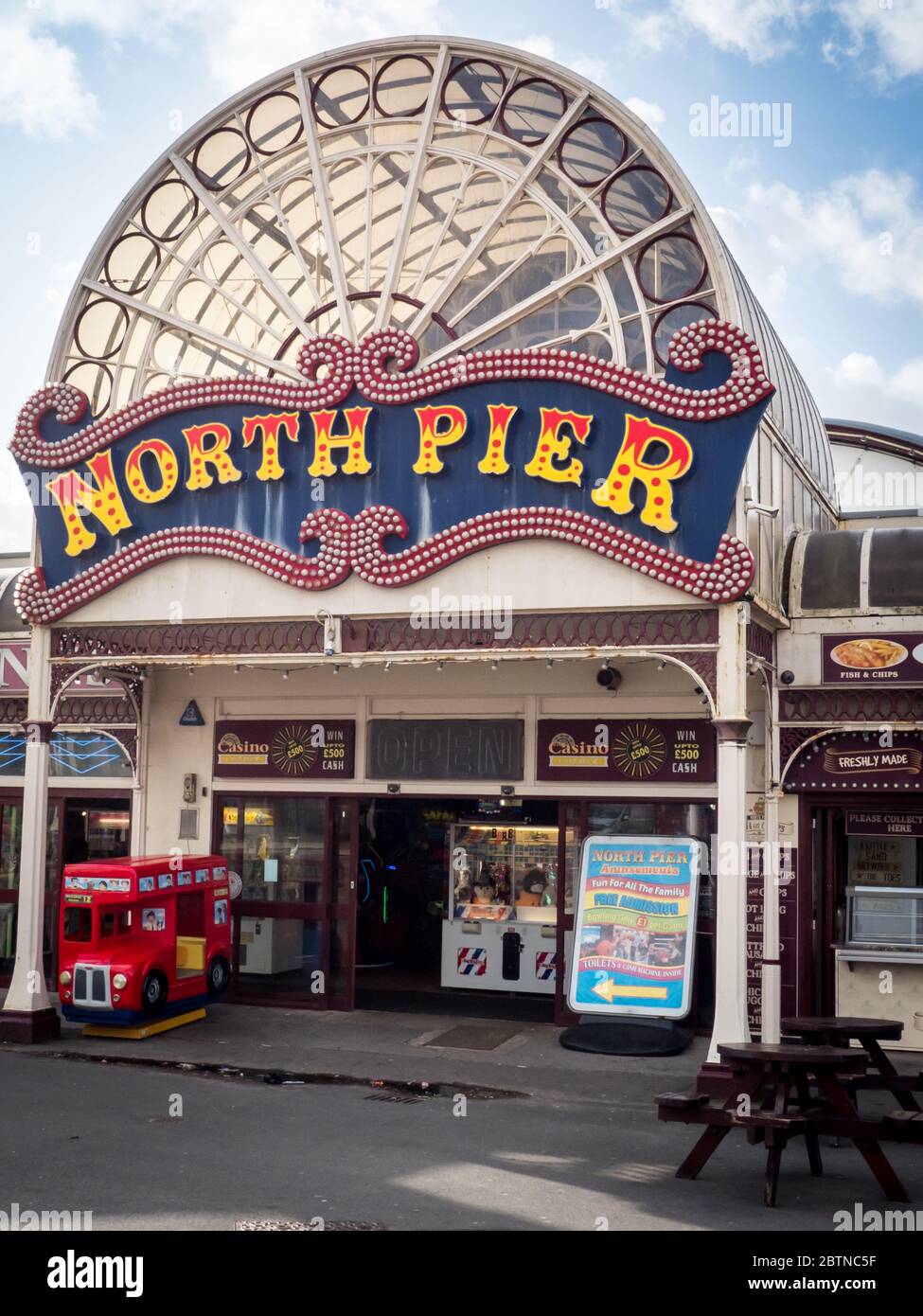 Blackpool Tourist Seafront Beach North Pier in Lancashire England Großbritannien Stockfoto