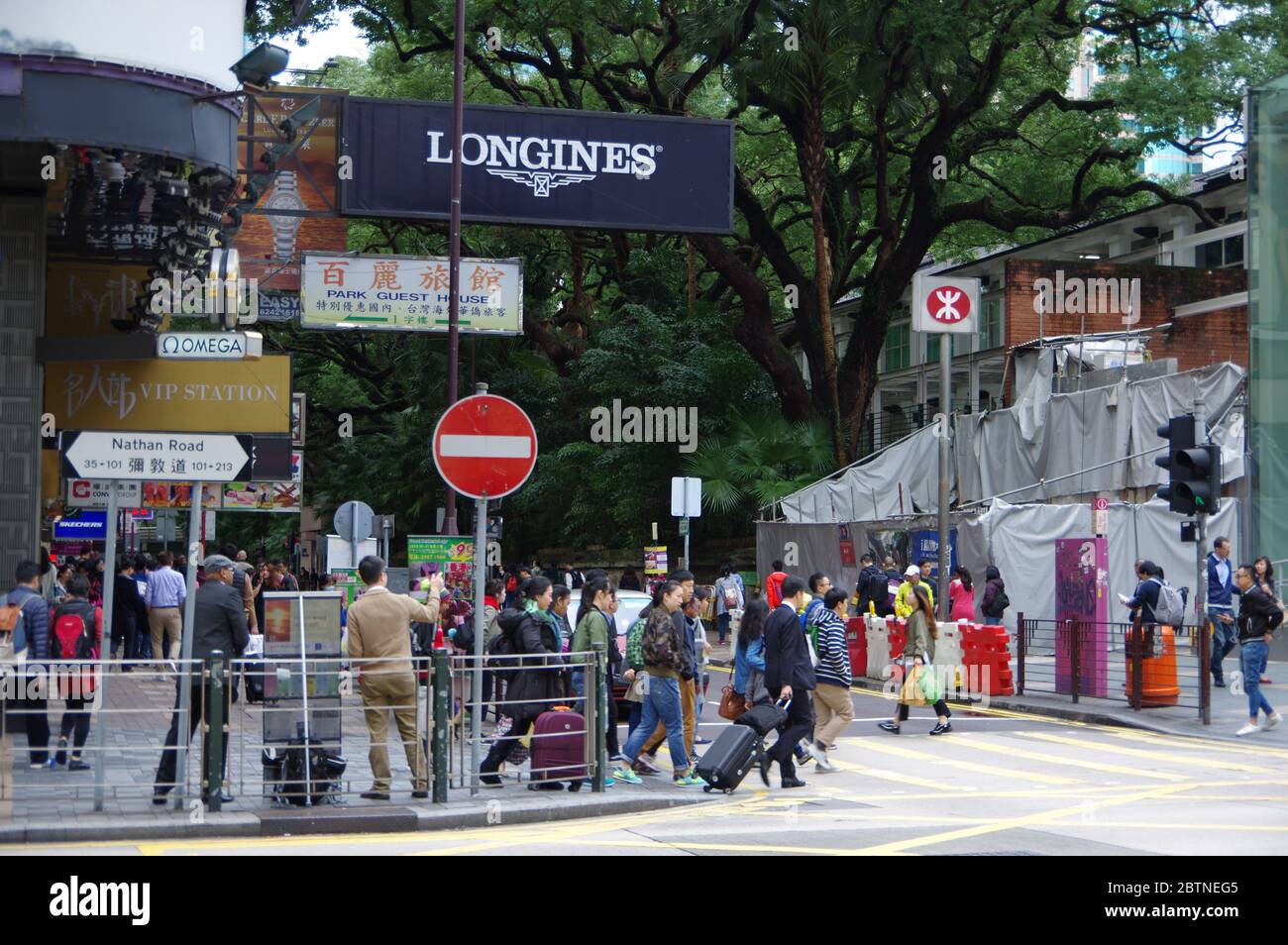 Hongkong, China - 27. Nov 2016: Fußgänger, die durch Zebra laufen, gehen zur U-Bahn-Station in der Nähe der Nathan Road Stockfoto