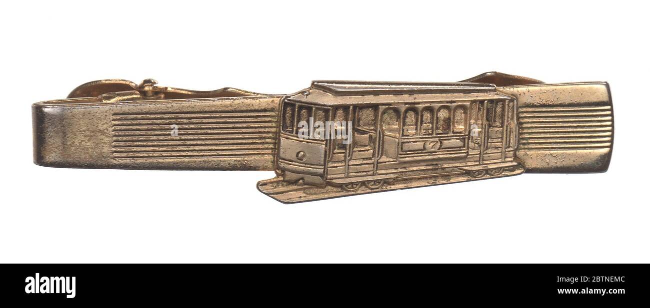 Krawattennadel getragen von Pullman Porter Philip Henry Logan. Ein Spannstift aus Messing, der aus einem horizontalen Stab besteht, der von links nach rechts an Stärke zunimmt. Die Bar hat ein herausgeschnittenes Design in Form eines Pullman Palastwagens in der Mitte rechts. Der Stift ist mit horizontalen Linien über die Bar und die Details des Zuges eingraviert. Stockfoto