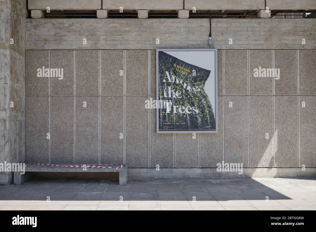 Bank aufgeklebt, um die sozialen Distanzierungsregeln außerhalb der Hayward Gallery, London, Großbritannien, zu befolgen Stockfoto