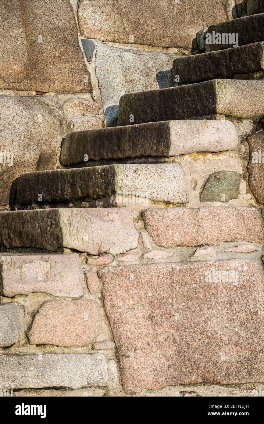 Klassische Hafenmauer aus Granit Stufen auf der Insel Jersey, Channel Islands, Großbritannien Stockfoto