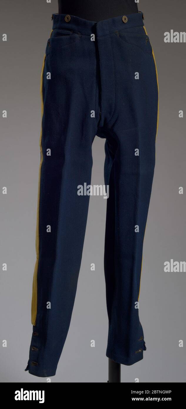 US-Kavallerieoffiziere Uniform Reithose von John H Alexander getragen. Ein Paar marineblaue Wolle reiten Pantaloons von John Hanks Alexander von der 9. US-Kavallerie getragen. Die schmal zulaufende Hose besteht aus einem dunkelnavy Wolle Gabardine, die auf der Rückseite zu einem weichen Selbstfutter vollgewogen wurde. Stockfoto