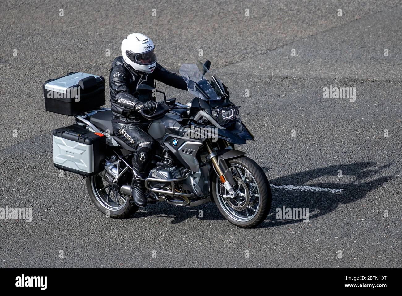 BMW R 1200 GS Adventure; Motorradfahrer; Zweiradtransport, Motorräder, Fahrzeug, Straßen, Motorräder, Motorradfahrer, die auf der Autobahn M6 Chorley fahren, Großbritannien Stockfoto