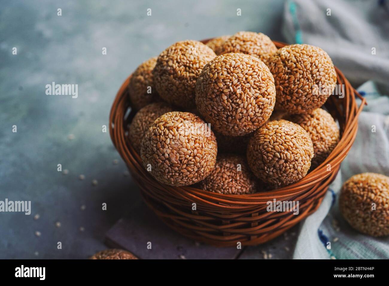 Sesamsamen Laddu oder Ladoo/hausgemachte Ellunda, selektiver Fokus Stockfoto