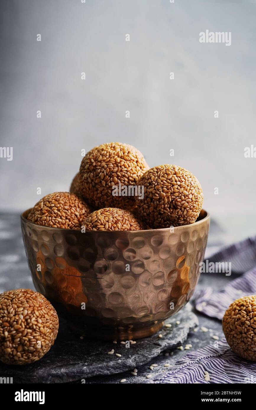 Sesamsamen Laddu oder Ladoo/hausgemachte Ellunda, selektiver Fokus Stockfoto