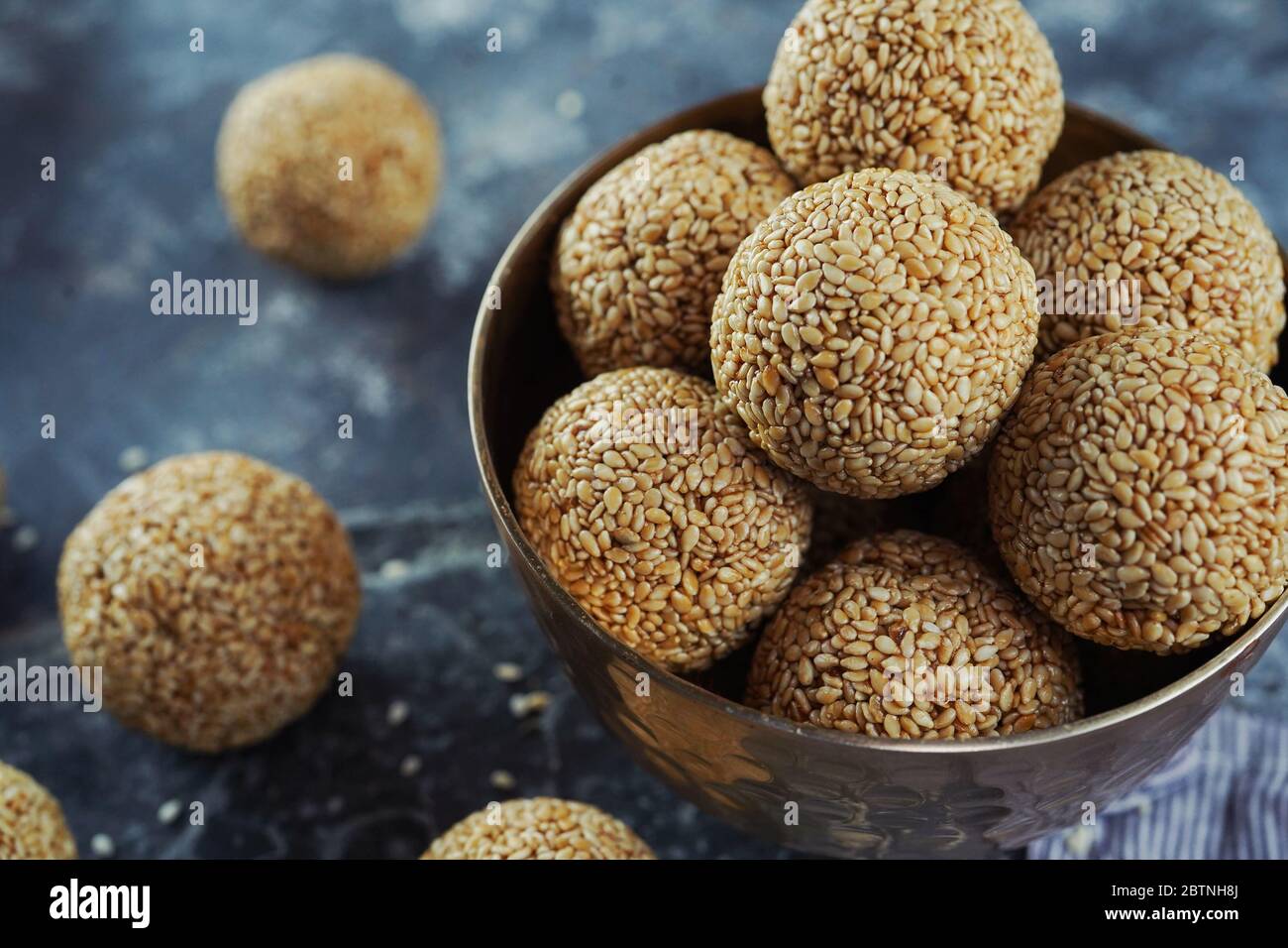 Sesamsamen Laddu oder Ladoo/hausgemachte Ellunda, selektiver Fokus Stockfoto