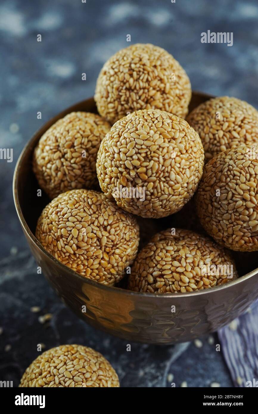 Sesamsamen Laddu oder Ladoo/hausgemachte Ellunda, selektiver Fokus Stockfoto