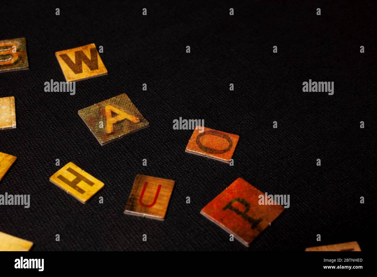 Zufällige Buchstaben des Alphabets auf schwarzem Hintergrund Stockfoto