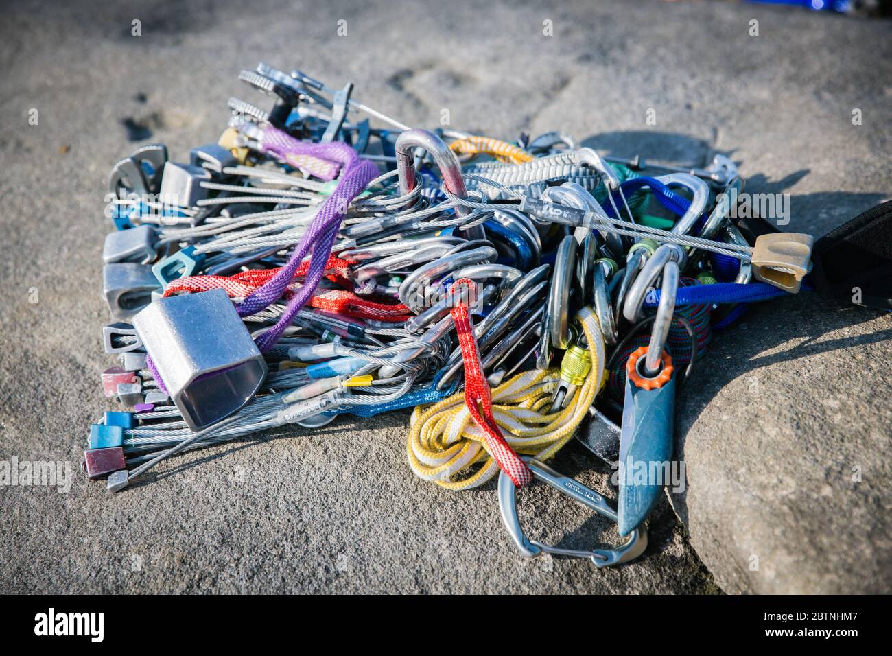 Kletterausrüstung Ausrüstung Rack auf Felsen gelegt Stockfoto